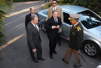 El Presidente Álvaro Uribe Vélez, a su llegada este jueves a la Residencia Presidencial de Suárez y Reyes, sede del Gobierno de la República Oriental de Uruguay. Lo saludan el Jefe de la Casa Militar, general Nelson Pintos, y el Director de Protocolo de la Presidencia uruguaya, Gerardo Prato.