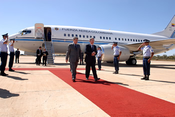 En la Base Aérea de Brasilia, el Presidente de la República, Álvaro Uribe Vélez, fue recibido este jueves por funcionarios de la Cancillería brasileña y de inmediato se trasladó al Palacio de Planalto, sede de la Presidencia de Brasil, para entrevistarse con su homólogo de esta nación, Luiz Inácio Lula da Silva.