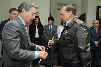 Momento en el que el Presidente Álvaro Uribe Vélez le entrega el Bastón del Mando y las insignias de Cuatro Soles al Comandante de la Fuerza Aérea, general Jorge Ballesteros Rodríguez. La ceremonia se cumplió este viernes en las instalaciones del Comando Aéreo de Transporte Militar (Catam), donde también se posesionó Gabriel Silva Luján como nuevo Ministro de Defensa Nacional.