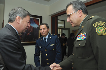 Momento en el que el Director General de la Policía Nacional, general Óscar Naranjo, felicita al nuevo Ministro de la Defensa Nacional, Gabriel Silva Luján, quien tomó posesión este viernes 7 de agosto en las instalaciones del Comando Aéreo de Transporte Militar (Catam). 