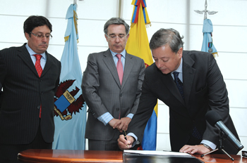 Momento en que el nuevo Ministro de la Defensa Nacional, Gabriel Silva Luján, firma el acta de posesión ante el Presidente de la República, Álvaro Uribe Vélez y el Vicepresidente Francisco Santos Calderón.