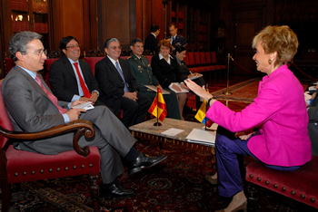 Cerca de dos horas duró la reunión del Presidente de la República, Álvaro Uribe Vélez con la Vicepresidenta Primera de Gobierno y Ministra de la Presidencia de España, María Teresa Fernández de la Vega Sanz, que se cumplió este viernes 7 de agosto en el Salón Protocolario de la Casa de Nariño. En el encuentro también participaron el Vicepresidente de Colombia, Francisco Santos Calderón; el Ministro del Interior, Fabio Valencia Cossio; y el Ministro de Defensa (e), general Fredy Padilla de León, entre otros funcionarios.