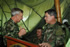 El Comandante del Ejército Nacional, general Óscar González, y el Comandante de las Fuerzas Militares, general Freddy Padilla de León, preparan el informe operacional que fue presentado este domingo al Presidente Uribe, luego del acto de reconocimiento de tropas por parte del Ministro de Defensa, Gabriel Silva Luján. 