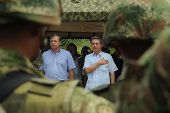 El Presidente Álvaro Uribe Vélez presentó al nuevo Ministro de Defensa, Gabriel Silva Luján, en la ceremonia de reconocimiento de tropas, acto simbólico que se llevó a cabo en el Fuerte Militar La Macarena.