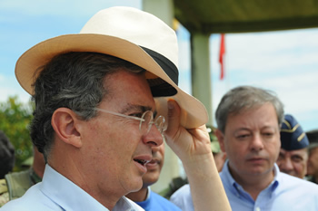 El Presidente Álvaro Uribe Vélez visitó este domingo el Fuerte Militar La Macarena, desde donde opera la Fuerza de Despliegue Rápido (Fudra). En esa instalación militar, el Jefe de Estado presentó hoy ante las tropas al nuevo Ministro de Defensa, Gabriel Silva Luján.