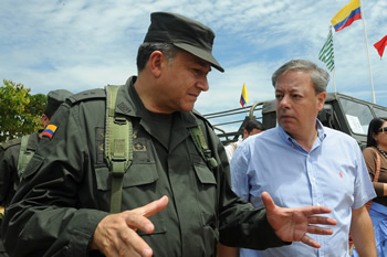 El Director de la Policía Nacional, general Óscar Naranjo, dialoga con el nuevo Ministro de Defensa, Gabriel Silva Luján, a su llegada al campo de paradas del Fuerte Militar La Macarena, en donde se llevó a cabo el acto simbólico de reconocimiento de tropas.