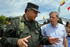 El Director de la Policía Nacional, general Óscar Naranjo, dialoga con el nuevo Ministro de Defensa, Gabriel Silva Luján, a su llegada al campo de paradas del Fuerte Militar La Macarena, en donde se llevó a cabo el acto simbólico de reconocimiento de tropas.