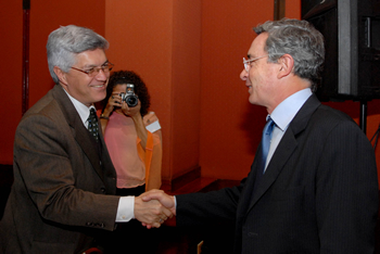 El Presidente Álvaro Uribe Vélez saluda al representante del Programa de las Naciones Unidas para el Desarrollo, Bruno Moro, quien asistió este lunes a la  Conferencia Estadística de las Américas, en el Hotel Tequendama de Bogotá. 