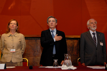 El Presidente Álvaro Uribe durante la instalación de la Conferencia Estadística de las Américas, en el Hotel Tequendama de Bogotá. A su izquierda Laura López, Secretaria de la Comisión Económica para América Latina y el Caribe (Cepal) y Héctor Maldonado, director del Departamento Administrativo Nacional de Estadística (Dane).