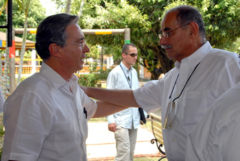 Momentos antes de comenzar este martes el V Encuentro de Jurisdicción Constitucional en Barrancabermeja (Santander), el Presidente de la República, Álvaro Uribe Vélez conversó con el Gobernador de ese departamento, Horacio Serpa Uribe, en el Club Infantas, de Ecopetrol, donde se cumple el evento.