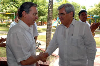 A su llegada al Club Infantas, de Ecopetrol, en Barrancabermeja (Santander), donde se realiza el V Encuentro Jurisdicción Constitucional, el Presidente de la República, Álvaro Uribe Vélez, saludó al Presidente de la Corte Constitucional, Nilson Pinilla. Este evento se extenderá hasta el viernes 14 de agosto.