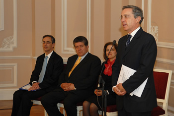 La trayectoria pública y política del Presidente Julio César Turbay Ayala fue reconocida por el Jefe de Estado, Álvaro Uribe Vélez, durante la presentación de la emisión filatélica en homenaje al ilustre estadista, acto que se celebró este martes en la Casa de Nariño, con el liderazgo del Ministerio de Comunicaciones y los Servicios Postales Nacionales. 