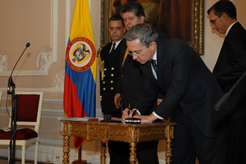 El Jefe de Estado, Álvaro Uribe Vélez, durante la presentación de la emisión filatélica ‘Presidente Julio César Turbay Ayala: 1916-2005’, puesta en circulación por el Ministerio de Comunicaciones y Servicios Postales Nacionales. El evento se realizó este martes en la Casa de Nariño. 