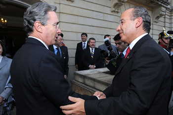 El Presidente Álvaro Uribe Vélez recibió este miércoles en la Casa de Nariño a su homólogo de México, Felipe Calderón, quien inició una visita oficial a Colombia, cuyo objetivo es fortalecer los lazos económicos, sociales, políticos y culturales entre los dos países.