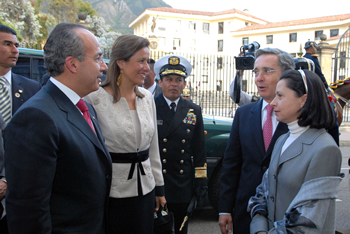 El Presidente Álvaro Uribe Vélez y la señora Lina Moreno de Uribe recibieron este miércoles en la Casa de Nariño al Presidente de México, Felipe Calderón, y a su esposa Margarita Zavala. El Mandatario mexicano inició una visita oficial a Colombia.