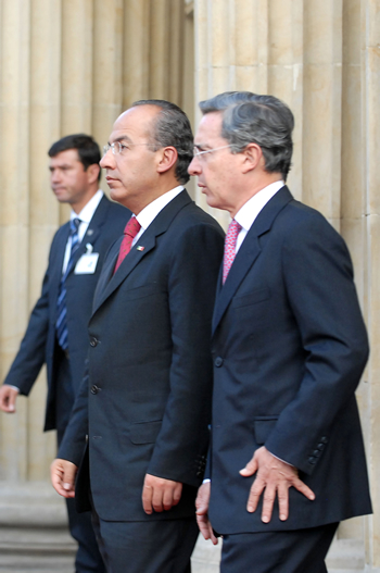 Los Presidentes de Colombia y México, Álvaro Uribe Vélez y Felipe Calderón, a su llegada este miércoles a la Plaza de Armas de la Casa de Nariño, donde recibieron honores militares. El Mandatario de México inició una visita oficial de dos días a Colombia.