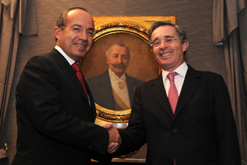 Foto oficial, en el Salón Luis XV de la Casa de Nariño, de los Presidentes de Colombia y México, Álvaro Uribe y Felipe Calderón. El Mandatario mexicano inició este miércoles una visita oficial a Colombia.