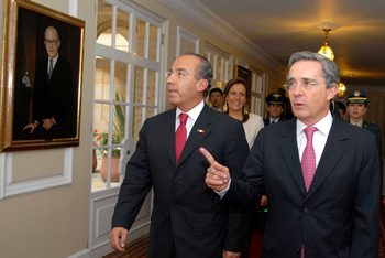 El Presidente Álvaro Uribe Vélez enseña a su homólogo mexicano, Felipe Calderón, los óleos que inmortalizan a sus antecesores en la Casa de Nariño. Recorrido por el Hall de los Presidentes de la sede de Gobierno colombiano.