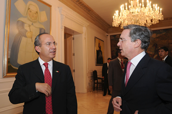 Los Presidentes de México y Colombia, Felipe Calderón y Álvaro Uribe, conversan frente al cuadro de ‘La Monja’, del pintor Fernando Botero, que adorna la Casa de Nariño. El Mandatario mexicano inició este miércoles una visita oficial de dos días a Colombia. 