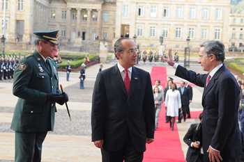 Luego de recibir honores militares en la Plaza de Armas de la Casa de Nariño, los Presidentes de México y Colombia, Felipe Calderón y Álvaro Uribe, y el Comandante de las Fuerzas Militares, general Freddy Padilla de León, se aprestan a ingresar a la sede del Gobierno Nacional. 