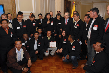 El Presidente de la República, Álvaro Uribe Vélez, participó este miércoles en la ceremonia de graduación de los primeros beneficiados por el programa Banco de Tiempo, apoyado por la multinacional Coca-Cola Femsa y coordinado por la Alta Consejería para la Reintegración.