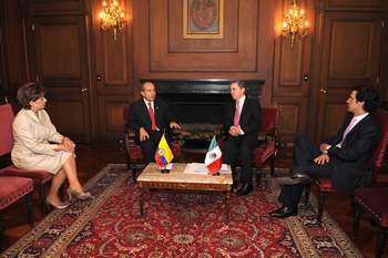 Reunión de los Presidentes de México y Colombia, Felipe Calderón y Álvaro Uribe, en compañía del Canciller Jaime Bermúdez, este miércoles en la Casa de Nariño, tras iniciarse la visita oficial al país del Mandatario mexicano. 