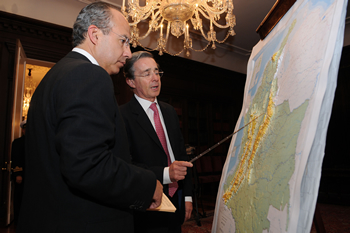 El Presidente Álvaro Uribe explica la geografía colombiana a su homólogo de México, Felipe Calderón, este miércoles en la Casa de Nariño, tras iniciarse una visita oficial al país del Mandatario mexicano.