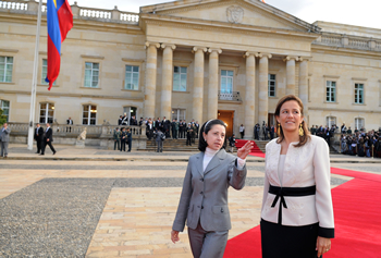 Diálogo de las Primeras Damas de México y Colombia, Margarita Zavala de Calderón y Lina Moreno de Uribe, este miércoles en la Plaza de Armas de la Casa de Nariño, poco antes de la ceremonia de honores militares.