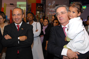 El Presidente Álvaro Uribe, junto con su homólogo mexicano, Felipe Calderón, carga a una de las niñas que llevó la Embajada de México al Pabellón de su país en la 22° Feria del Libro de Bogotá, para hacerle pedagogía en ‘canticuentos’. “Me gusta tu energía”, le dijo el Jefe de Estado a la menor. 