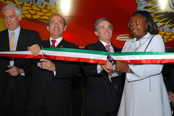 Los Presidentes de Colombia, Álvaro Uribe Vélez, y de México, Felipe Calderón, cortan la cinta con que se inauguró el Pabellón México, invitado especial de la 22° Feria Internacional del Libro de Bogotá. Los acompañan la Ministra de Cultura, Paula Marcela Moreno, y el Alcalde Mayor de Bogotá, Samuel Moreno. 