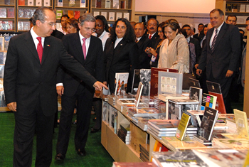 Un total de 35 mil libros de producción editorial mexicana se exhiben en el Pabellón México, país invitado de honor a la 22° Feria Internacional del Libro de Bogotá. Además, 40 autores mexicanos estarán presentes en la feria. Los Presidentes de México y Colombia hicieron un recorrido por el lugar. 