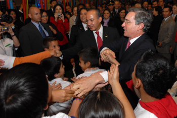 Durante el recorrido por el Pabellón México de la 22° Feria Internacional del Libro de Bogotá, los Presidentes de Colombia y México fueron informados sobre las 77 actividades que se adelantarán en el lugar, dirigidas al público infantil.