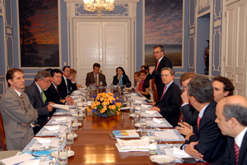 Un almuerzo de trabajo con líderes sindicales y gremiales lideró este miércoles el Presidente Álvaro Uribe Vélez, en el Salón Azul de la Casa de Nariño.