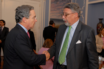 El Presidente Álvaro Uribe Vélez saluda al Presidente de la Sociedad de Agricultores de Colombia (SAC), Rafael Mejía López, uno de los asistentes al almuerzo con gremios y sindicalistas, que se realizó en la Casa de Nariño.