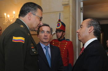 El Presidente de México, Felipe Calderón, conversa con el Director de la Policía Nacional, general Óscar Naranjo, durante la visita oficial del Mandatario norteamericano a nuestro país. Los observa el Presidente Álvaro Uribe Vélez. 