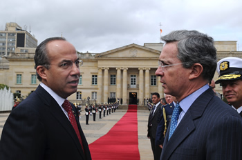 El Presidente Uribe acompañó hasta la Plaza de Armas de la Casa de Nariño a su homólogo de México, Felipe Calderón, quien concluye este jueves una visita oficial al país. Los dos mandatarios sostuvieron una reunión durante la cual suscribieron un acuerdo para evitar la doble imposición, y prevenir la evasión fiscal en relación con los impuestos de renta y patrimonio.