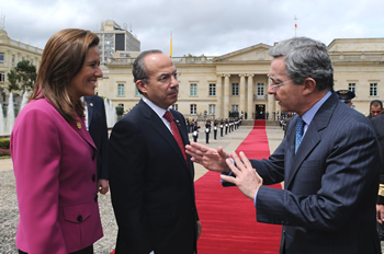 El Presidente Álvaro Uribe Vélez dialoga animadamente con el Jefe de Estado de México, Felipe Calderón, y su esposa, la señora Margarita Zavala, antes de abandonaran este jueves la Casa de Nariño, tras el encuentro que sostuvieron en la sede del Gobierno colombiano para afianzar acuerdos.