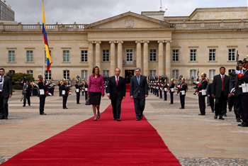 Con una calle de honor del Batallón Guardia Presidencial, el Presidente Álvaro Uribe Vélez despidió este jueves al Jefe de Estado mexicano, Felipe Calderón, y su esposa, la señora Margarita Zavala, tras la reunión que sostuvieron en la Casa de Nariño. El Mandatario norteamericano concluye hoy su visita oficial al país. 