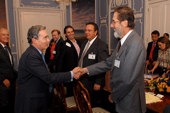 El Presidente Álvaro Uribe Vélez saluda a los miembros de la Junta Directiva de la Asociación Colombiana de Exportadores de Flores (Asocolflores), con quienes se reunió este jueves en la Casa de Nariño.