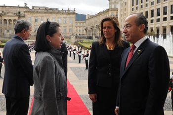 El Presidente Álvaro Uribe Vélez y la señora Lina Moreno de Uribe dieron la bienvenida este jueves a la Casa de Nariño al Mandatario de México, Felipe Calderón, y a su esposa, Margarita Zavala, de visita oficial en Colombia desde el miércoles. Los jefes de Estado encabezaron una reunión ampliada antes de suscribir documentos bilaterales.