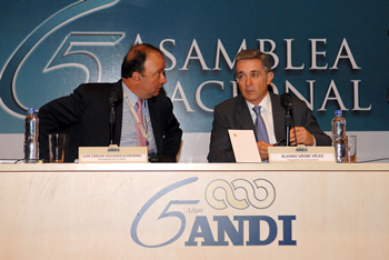 El Presidente de la República, Álvaro Uribe Vélez, dialoga con el Presidente de la Andi, Luis Carlos Villegas, durante la clausura de la Asamblea número 65 de la agremiación, que se llevó a cabo en el centro ferial Plaza Mayor de Medellín.