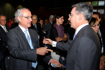 A su llegada a la Clausura de la 65 Asamblea General de la Andi, en el centro de ferias Plaza Mayor, de Medellín, el Presidente Álvaro Uribe saludo a los asistentes al evento, entre los que se encontraba el ex ministro de Defensa, Jorge Alberto Uribe. 