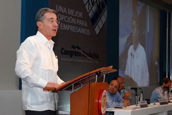 Hacer todos los esfuerzos conducentes a mantener una tasa de inversión elevada, reclamó este viernes el Presidente Álvaro Uribe Vélez, al intervenir en Cartagena en el Congreso de la Asociación de Comisionistas de Bolsa de Colombia (Asobolsa).