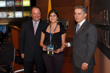 El Presidente de la República, Álvaro Uribe y el Presidente de la Andi, Luis Carlos Villegas, entregaron el ‘Premio Colombiano Andi a la Creación de Empresa’ a la compañía Gelo de Colombia, que presta servicios de alquiler operativo de equipos logísticos. El reconocimiento lo recibió Ana María Chacón Bustamante, gerente de la entidad.