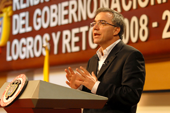 El Ministro de la Protección Social, Diego Palacio Betancourt, destacó este sábado que los recursos dirigidos al sector de la salud pasaron de 15,8 billones de pesos en 2005 a cerca de 20 billones en 2009. Durante la Rendición de Cuentas 2008-2009 el funcionario también reportó que se incrementó en un 36 por ciento el número de afiliados al régimen contributivo y en 122 por ciento el número de cupos financiados en régimen subsidiado de salud.