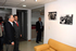 Momento en que el Presidente Álvaro Uribe Vélez observa las fotos de los fundadores de la Radio Nacional de Colombia, exhibidas en los pasillos de las instalaciones de Rtvc.