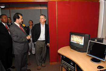 Durante su recorrido por las nuevas instalaciones de la Radio Televisión Nacional de Colombia, el Presidente Álvaro Uribe Vélez y el Gerente (e) de Rtvc, Gabriel Gómez Mejía, observan los estudios desde donde se origina la señal de la Radio Nacional. 