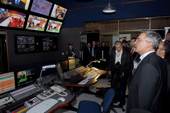 El Presidente de la Republica, Álvaro Uribe Vélez, en compañía de Gabriel Gómez  Mejía, Gerente (e) de Radio Televisión de Colombia (Rtvc), observa el nuevo estudio digital desde donde se transmite la programación de los tres canales públicos nacionales que opera la entidad.