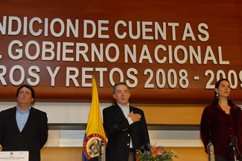 El Presidente Álvaro Uribe Vélez; el Vicepresidente Francisco Santos Calderón, y la Ministra Consejera de la Presidencia, Claudia Jiménez, entonan el Himno Nacional, al inicio del Consejo Público de Ministros y Rendición de Cuentas 2008-2009, que se lleva a cabo este sábado y domingo en los estudios de Rtvc.  