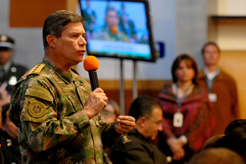 El Comandante de las Fuerzas Militares, general Freddy Padilla De León, participó este domingo en la Rendición de Cuentas 2008-2009, realizada en los estudios de Rtvc, y destacó la consolidación de la política de Seguridad Democrática.
